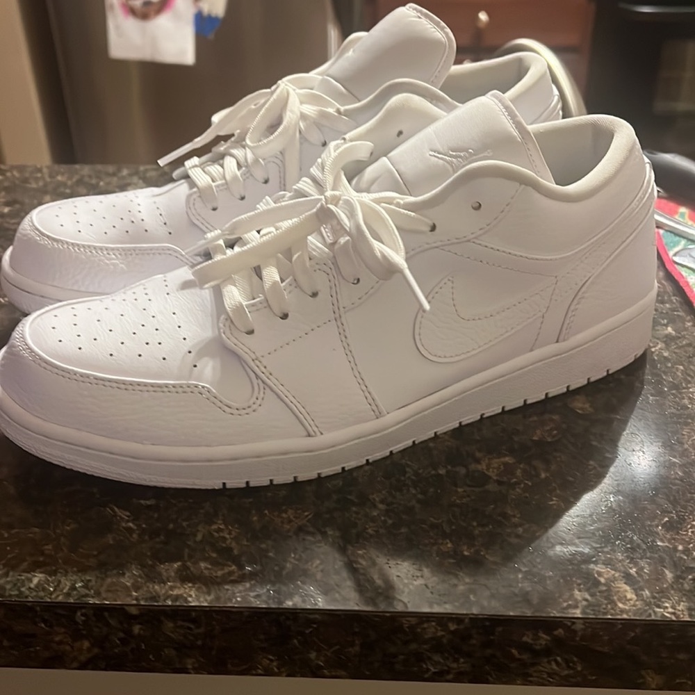 Jordan 1s low white